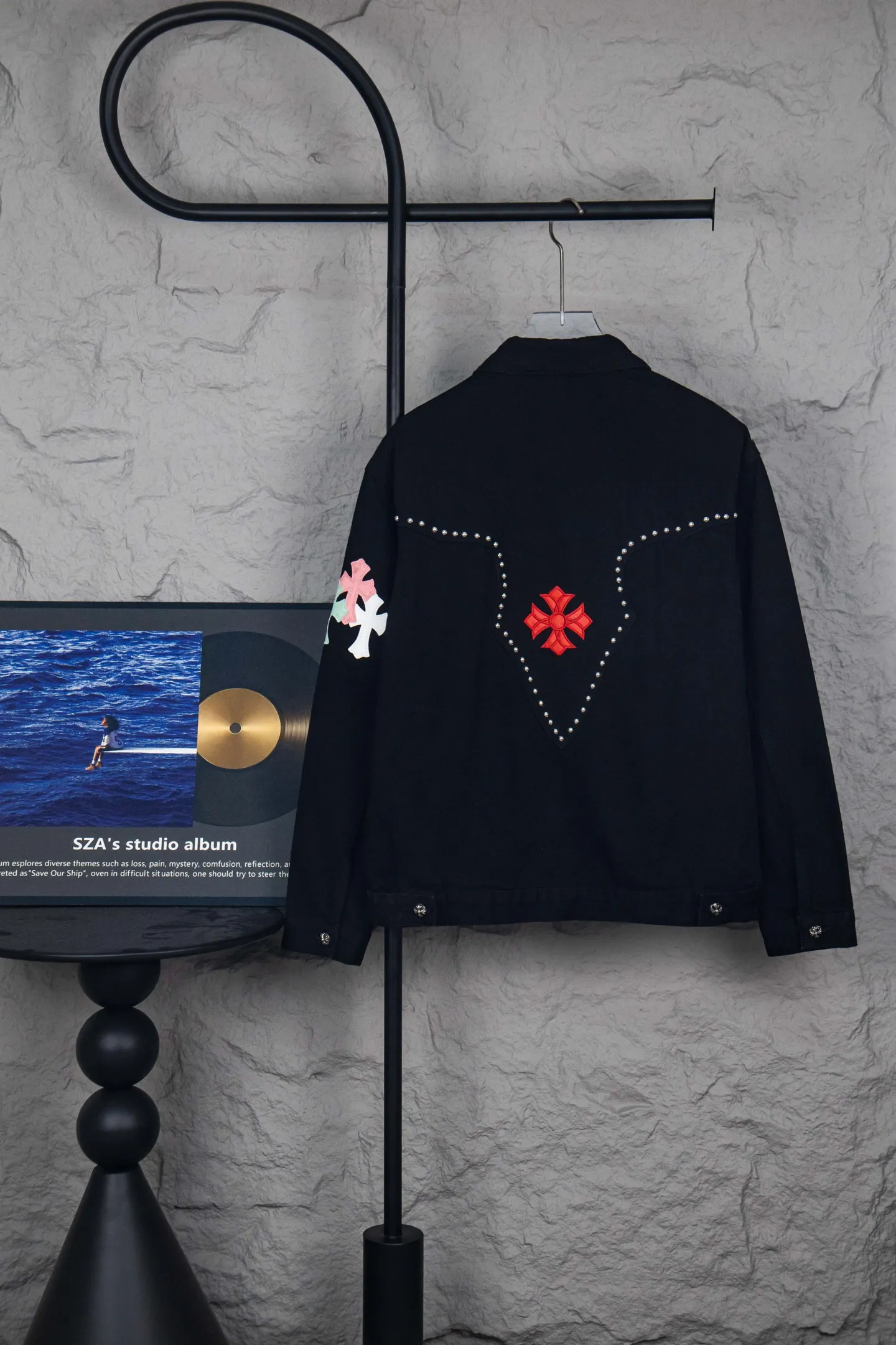 P320 Chrome Hearts heavy-duty denim jacket with heavy rivets, the same style as the Internet celebrity. Denim jacket with cross print all over, unique cross design elements, full of design. It is made of 100% denim cotton fabric with heavy coarse yarn count, which ensures a stiff and tough silhouette while being soft, comfortable and breathable. The lapel is designed with silver buttons and is full of texture. The classic cross logo is all over the dress, making it a perfect versatile style for spring and summer! The original loose version is made of high-quality pure cotton fabrics. The fabric pattern is high-definition and delicate without burrs. It is comfortable and breathable to wear. All the buttons are molded and customized. It is casual and fashionable and can be matched with any bottoms. It can be windproof and sunproof in spring and summer. It can be worn outside in autumn and winter! Easily concave shape makes you look slimmer and taller, perfect for both men and women! Color: Black Size: S M L XL